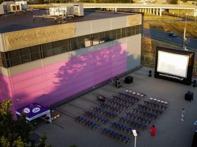 Kino plenerowe ABM - widok na siedzib� firmy