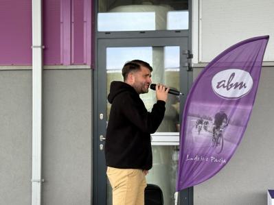 Spotkanie odby�o si� przed zak�adem produkcyjnym ABM