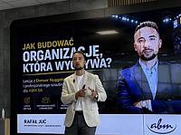 Jak budowa� organizacj�, kt�ra wygrywa? Szkolenie z Rafa�em Juciem w ABM